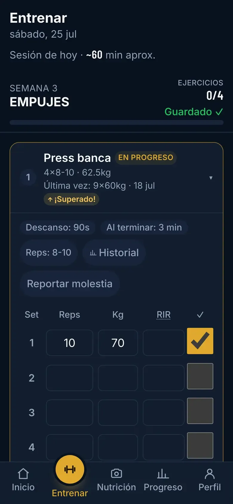 Serie 1 registrada con 10 repeticiones y 70 kg, casilla marcada y confirmación «Guardado ✓»